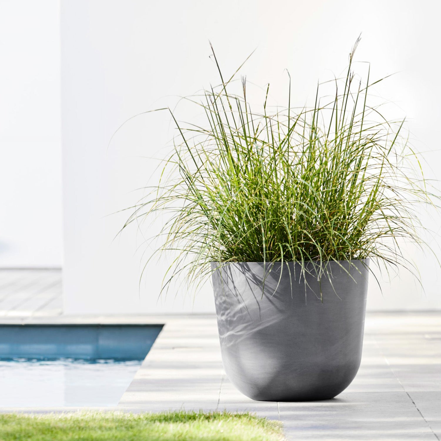 Distressed Smooth: Rotunda Grey, 15.5"H Planter